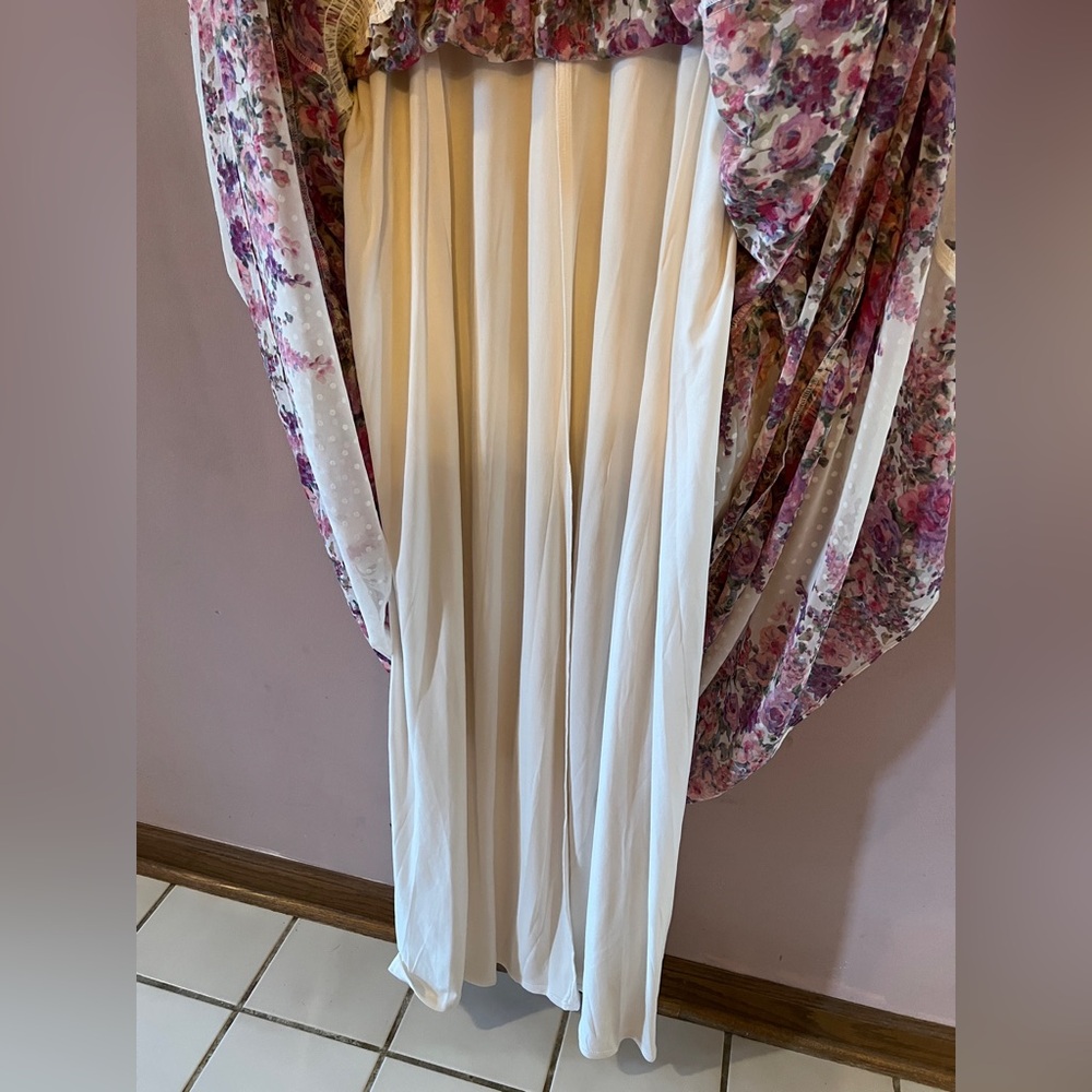 Gorgeous floral maxi dress by Taylor. New With Tags, absolutely beautiful! - Picture 11 of 11